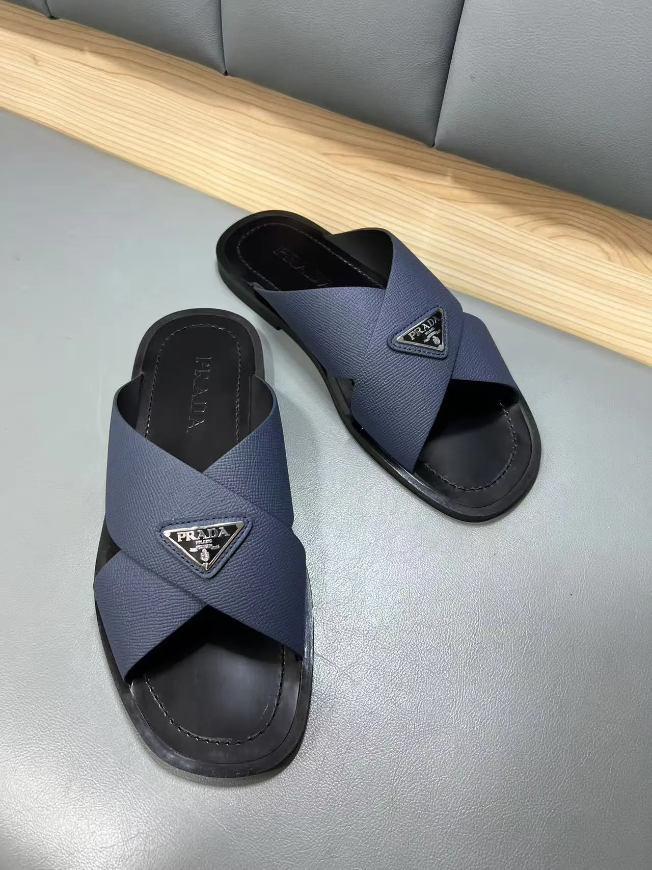 340💰PRADA Prada’s latest slippers are synchronized with the official website. This slipper is made of the brand’s unique and iconic Saffiano leather. The brand logo jumps out from the double straps, and the brand style is clearly visible. Cowhide gives men elegant charm and functional design, making it an ideal choice for vacation and leisure. Size:38-45